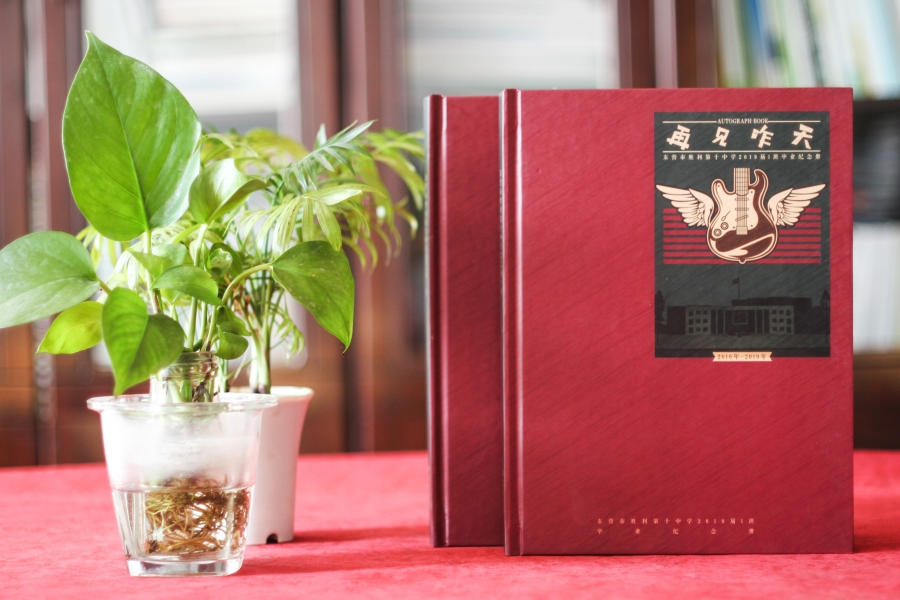 畢業(yè)紀(jì)念冊(cè)設(shè)計(jì)價(jià)格-做一本畢業(yè)相冊(cè)多少錢